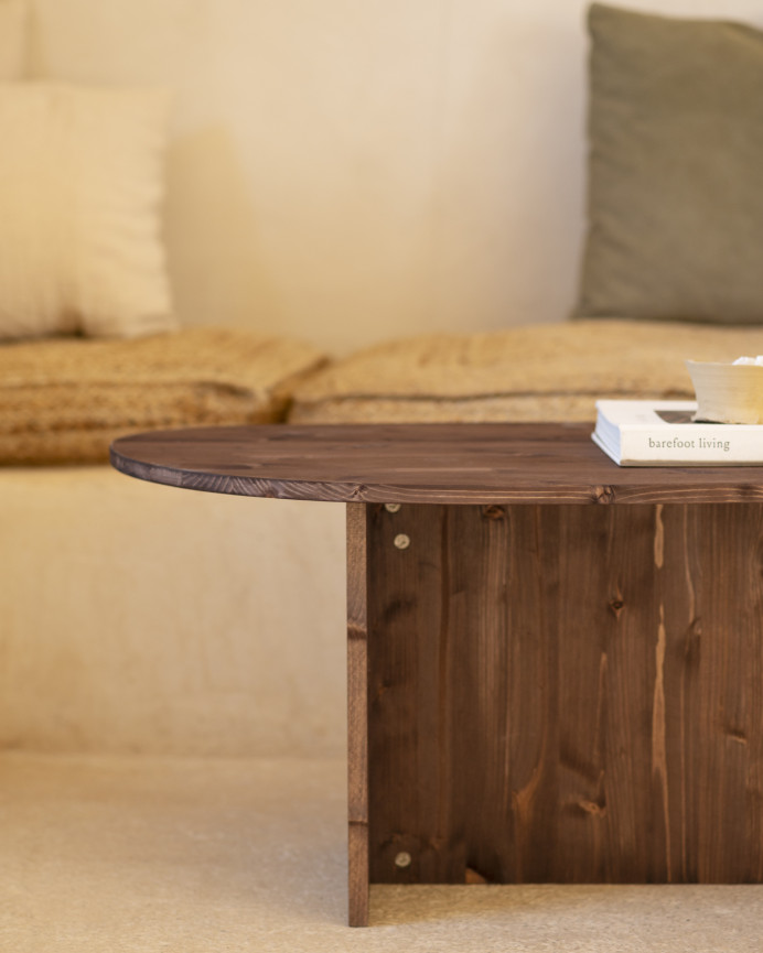 Massiver Nussbaum-Couchtisch in 129 cm Größe.