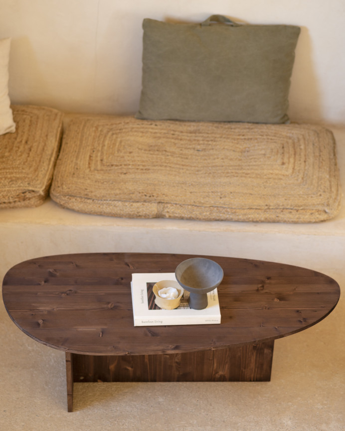 Massiver Nussbaum-Couchtisch in 129 cm Größe.