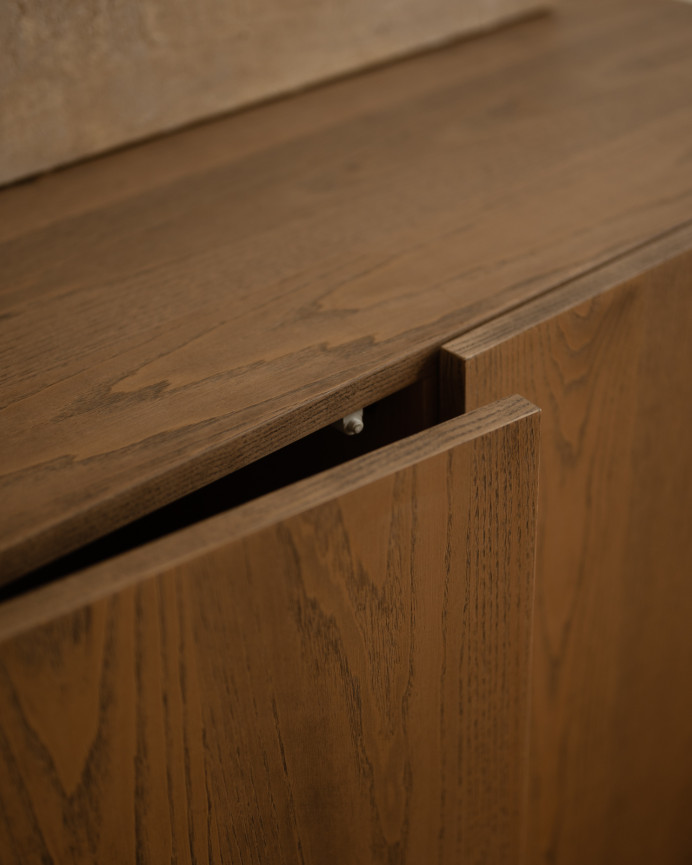 Aparador con 3 puertas de chapa de madera de fresno natural en tono avellana de 160x40cm