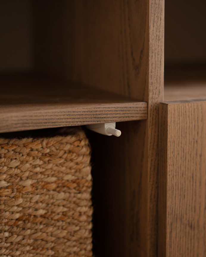 Sideboard mit 4 Türen aus naturbelassenem Eschenholzfurnier in Haselnussfarbe, 176x40cm.