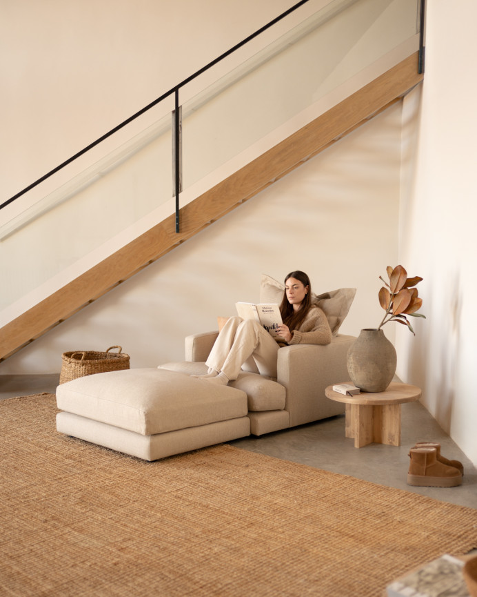 Beigefarbener Pouf mit den Maßen 96x80cm.