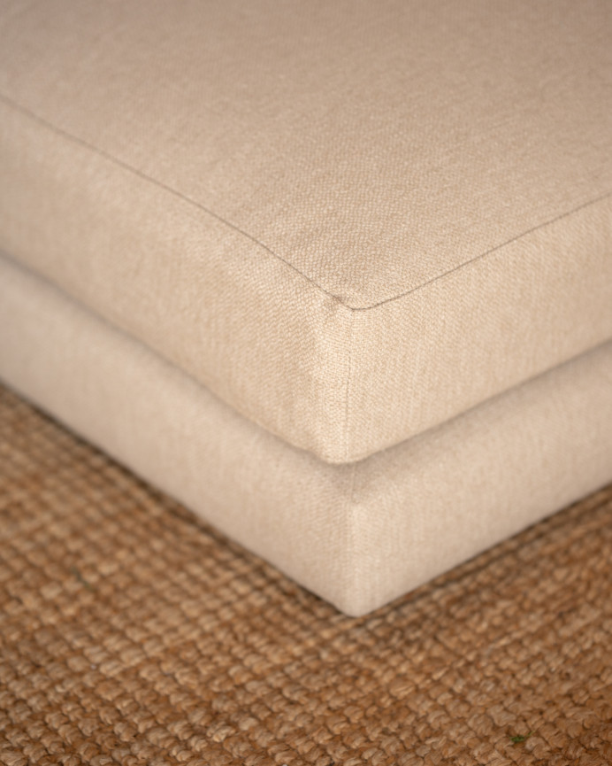 Beigefarbener Pouf mit den Maßen 96x80cm.