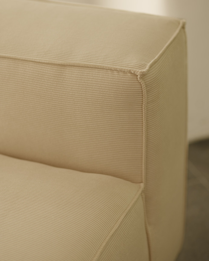 Samt-Sessel in Beige, 110x90cm.