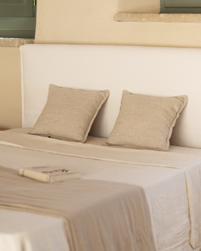 Bett mit abnehmbarem Unterbau aus weißem Leinen für Matratzen in verschiedenen Größen.