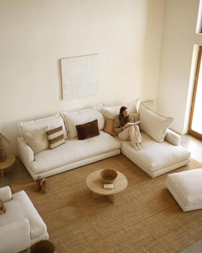 Sofa mit rechter Chaiselongue in gebrochenem Weiß in verschiedenen Maßen.