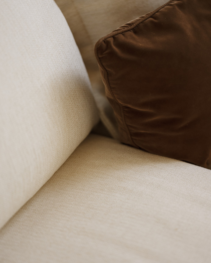 Sofa mit rechter Chaiselongue in gebrochenem Weiß in verschiedenen Maßen.