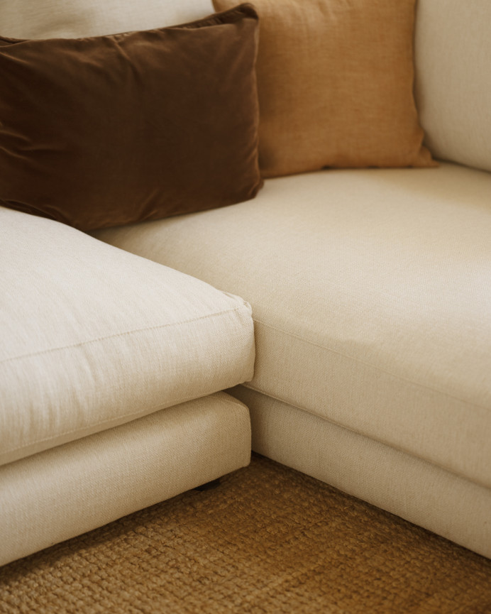 Sofa mit rechter Chaiselongue in gebrochenem Weiß in verschiedenen Maßen.