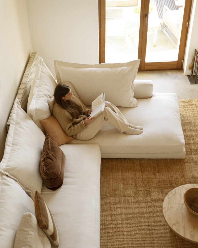 Sofa mit rechter Chaiselongue in gebrochenem Weiß in verschiedenen Maßen.