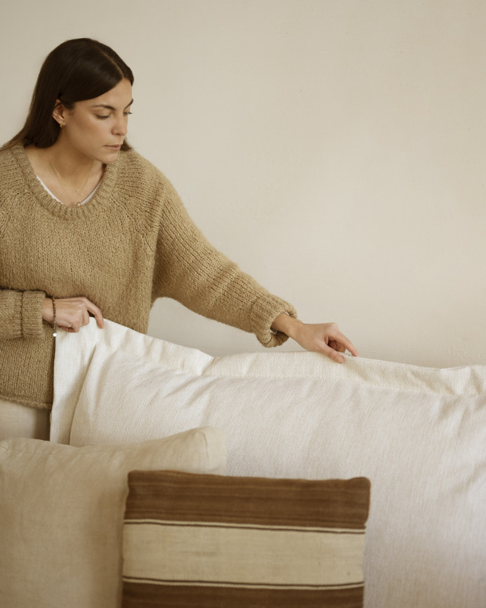 Sofa mit rechter Chaiselongue in gebrochenem Weiß in verschiedenen Maßen.