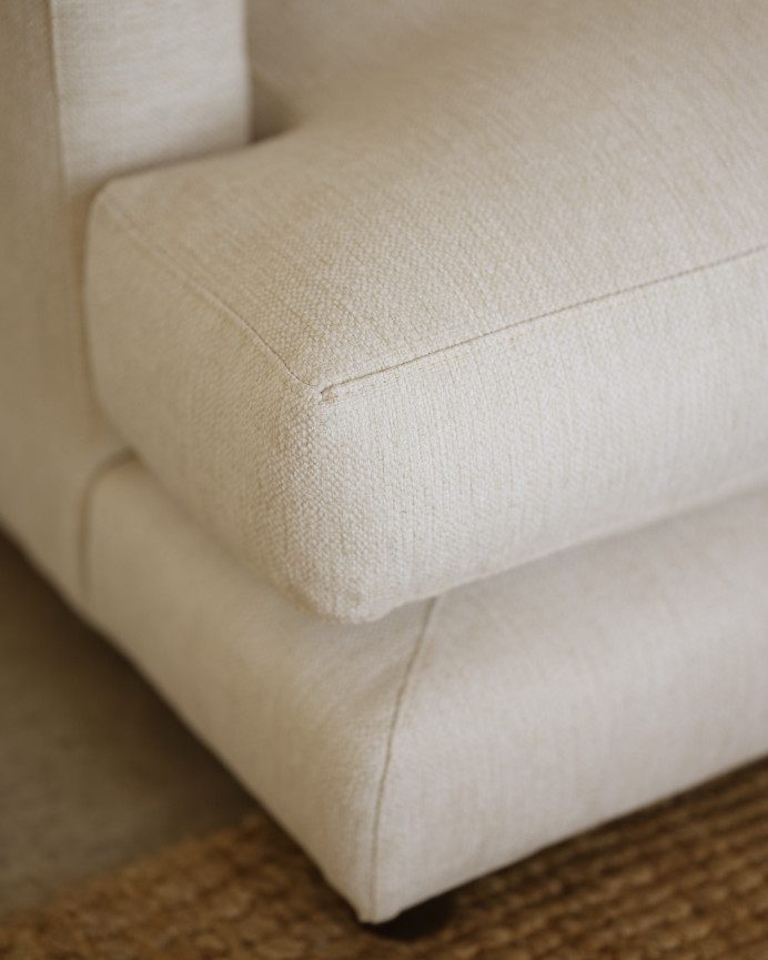 Sofa mit rechter Chaiselongue in gebrochenem Weiß in verschiedenen Maßen.