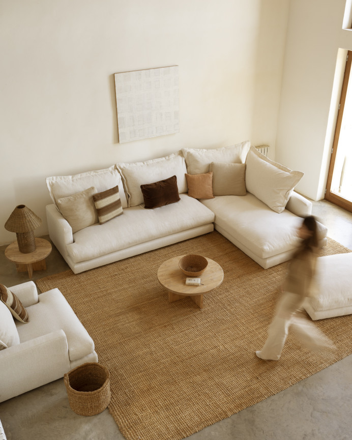 Sofa mit rechter Chaiselongue in gebrochenem Weiß in verschiedenen Maßen.
