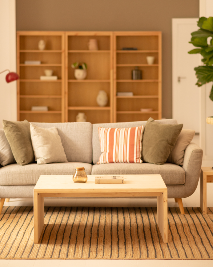 Massiver Holz-Couchtisch in natürlicher Farbe mit den Maßen 110x45x74cm.