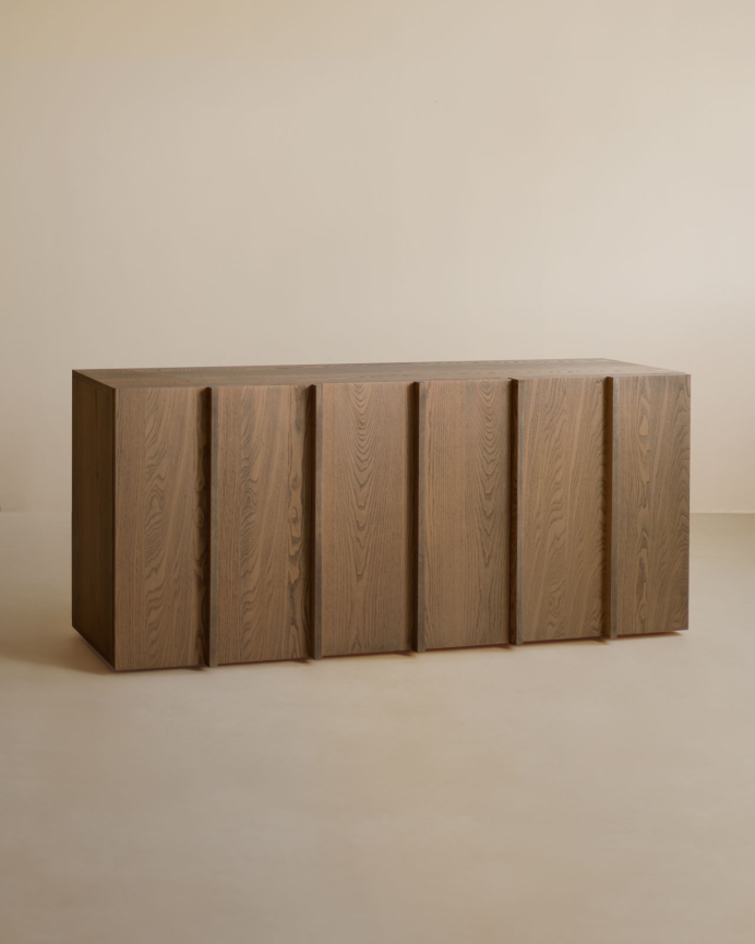 Naturfarbene Ahornfurnier-Sideboard mit Leisten in Haselnussfarbe in verschiedenen Größen.