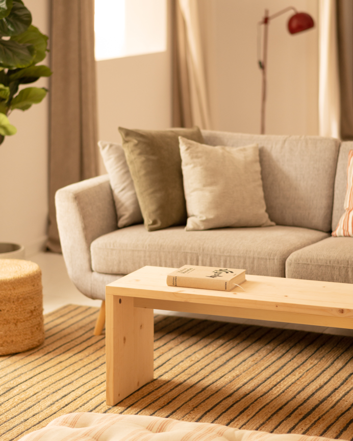 Massiver Holz-Couchtisch in Naturfarbe, 110x45x35cm.