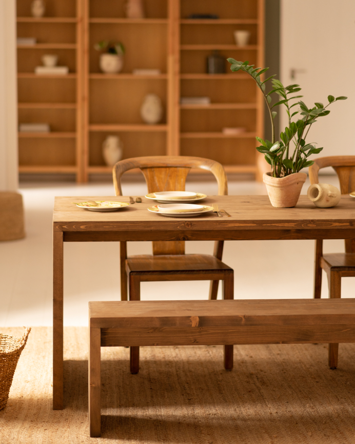 Pack Esstisch und 4 Massivholz-Hocker in dunkler Eichenfarbe von 120cm.