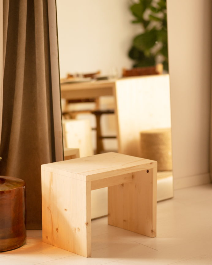Verpacke Esstisch und 4 massive Holzhocker in Naturton 120cm.