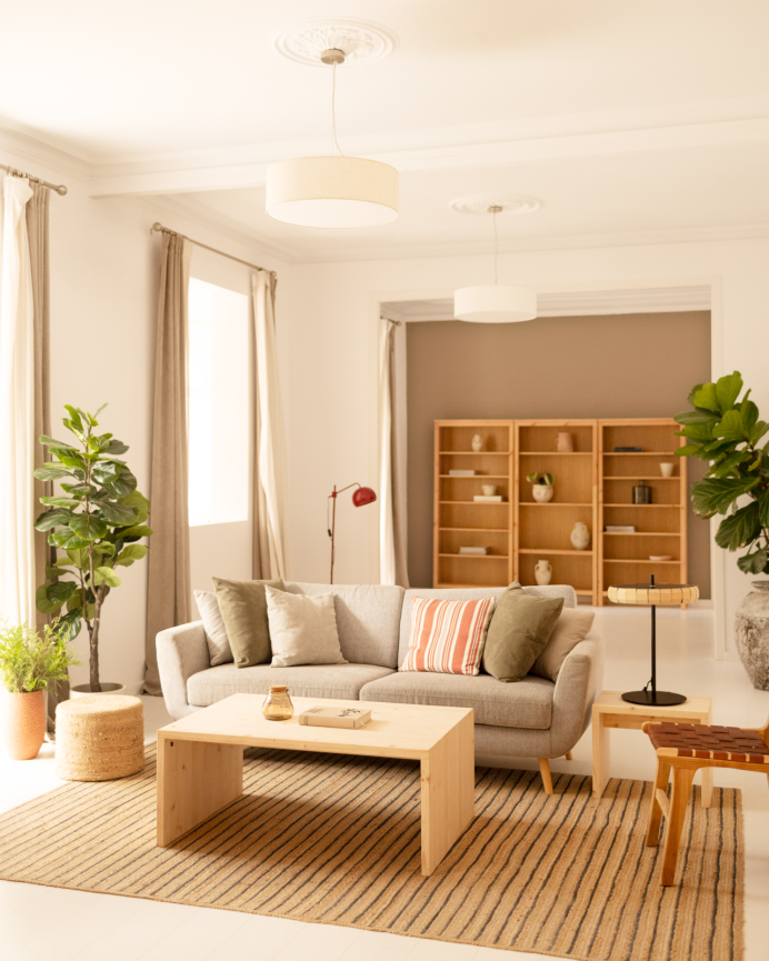 Massiver Holz-Couchtisch in natürlicher Farbe mit den Maßen 110x45x74cm.