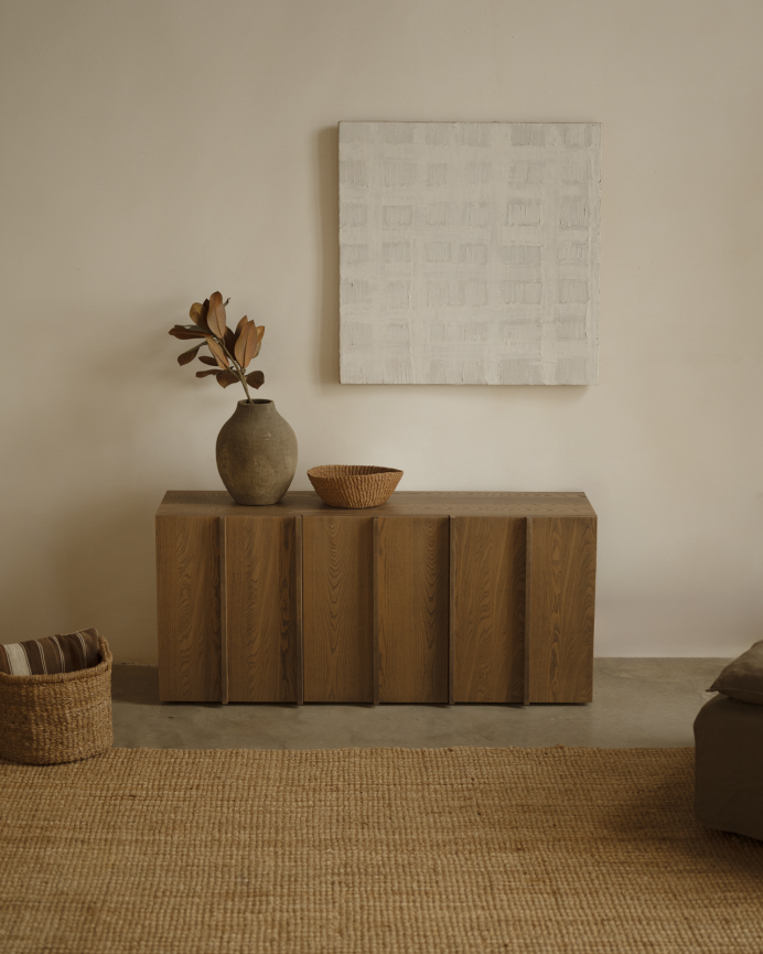 Naturfarbene Ahornfurnier-Sideboard mit Leisten in Haselnussfarbe in verschiedenen Größen.