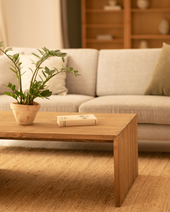 Massiver Couchtisch aus dunkler Eiche im Maß 110x45x74cm.