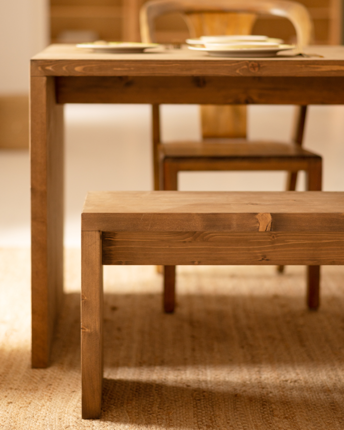 Pack Esstisch und 4 Massivholz-Hocker in dunkler Eichenfarbe von 120cm.