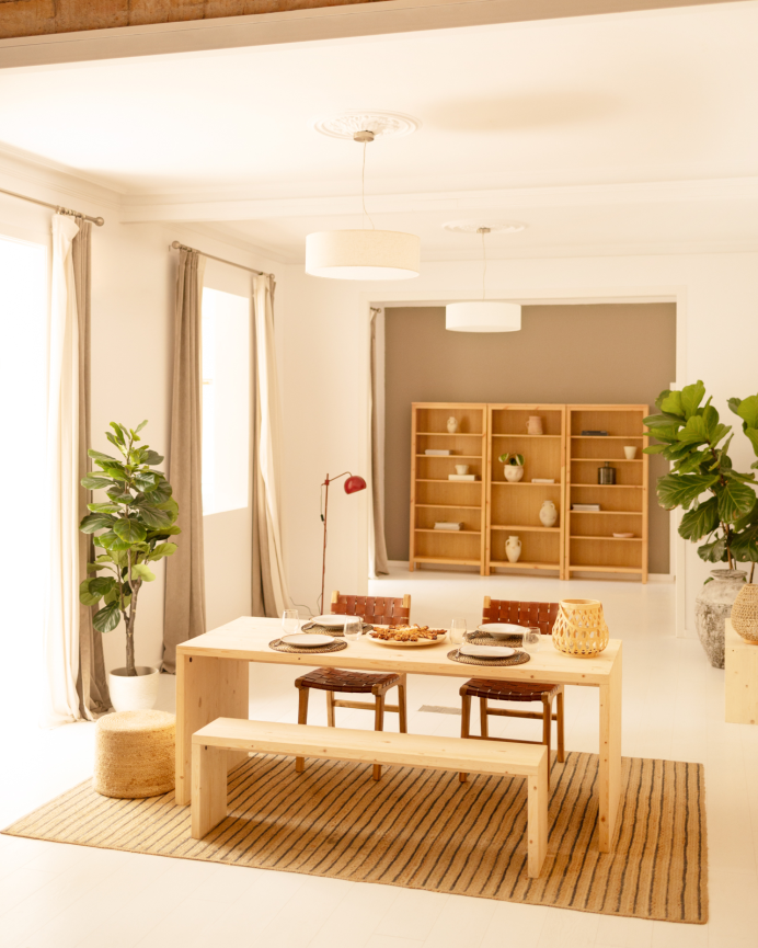 Verpacke Esstisch und 4 massive Holzhocker in Naturton 120cm.