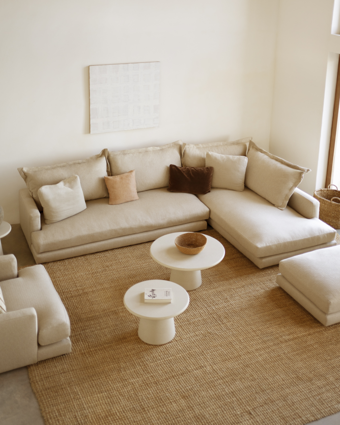 Sofa mit Beige-Farbton und rechter Ottomane in verschiedenen Größen