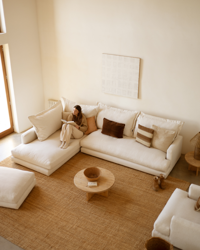 Sofa mit linksseitiger Chaiselongue in gebrochenem Weiß in verschiedenen Größen.