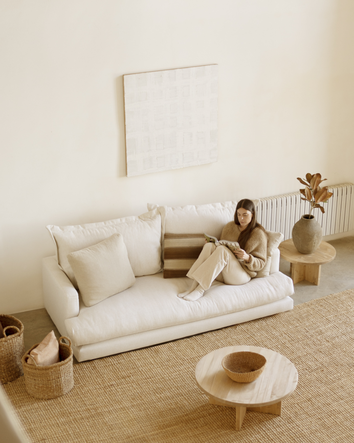 Gerade weiße 215x105cm Sofa in gebrochenem Weiß.