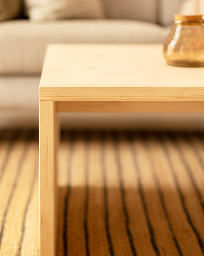 Massiver Holz-Couchtisch in natürlicher Farbe mit den Maßen 110x45x74cm.