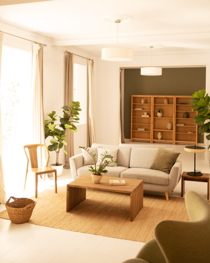 Massiver Couchtisch aus dunkler Eiche im Maß 110x45x74cm.