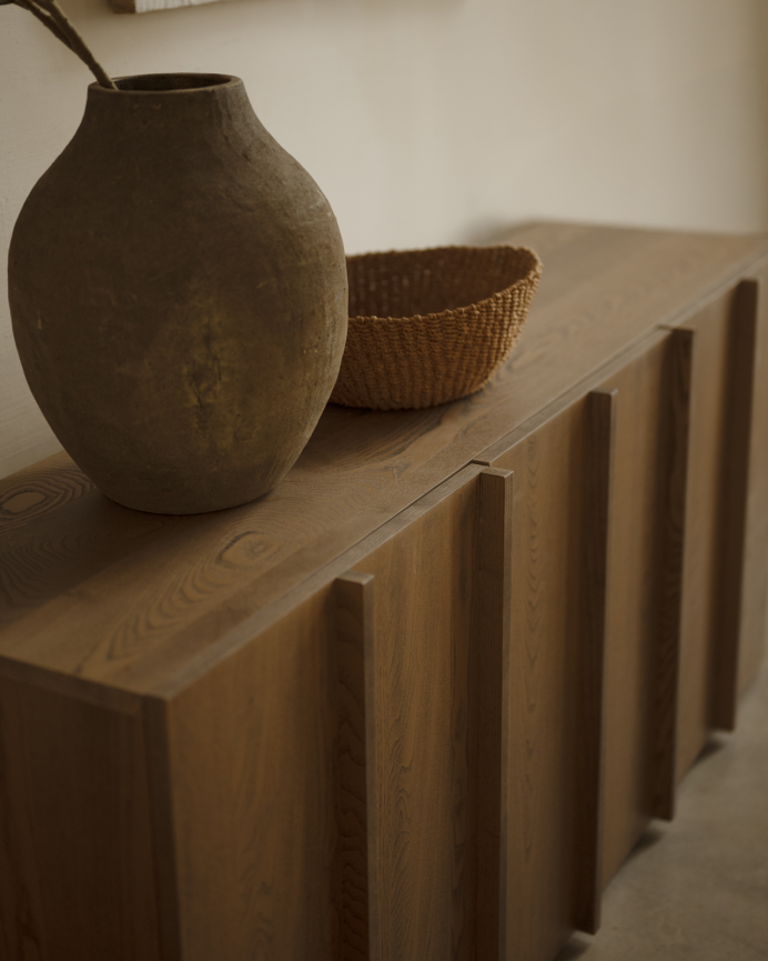 Naturfarbene Ahornfurnier-Sideboard mit Leisten in Haselnussfarbe in verschiedenen Größen.