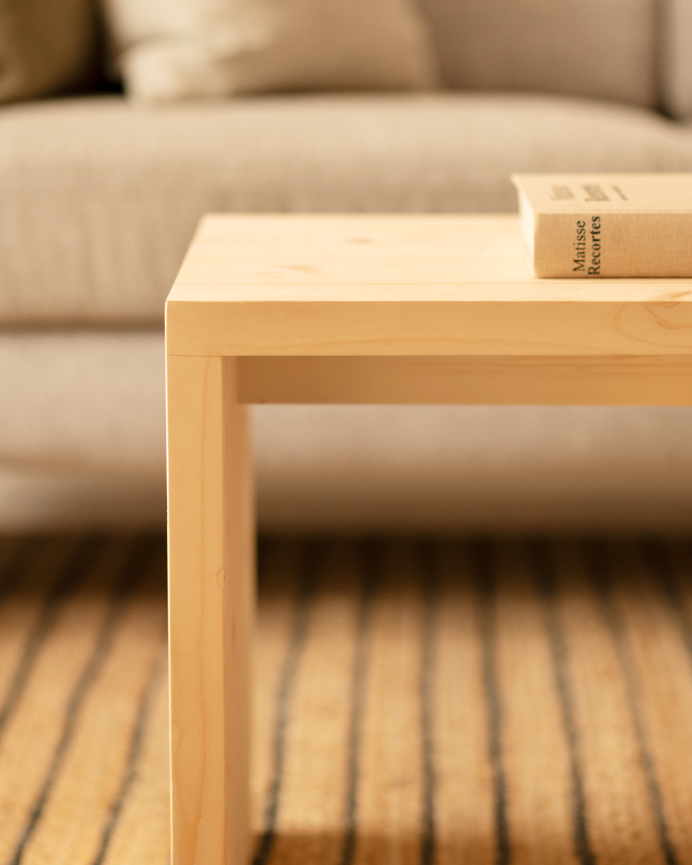 Massiver Holz-Couchtisch in Naturfarbe, 110x45x35cm.