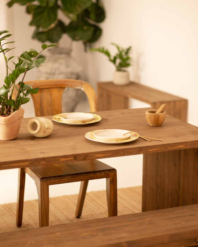 Pack Esstisch und 4 Massivholz-Hocker in dunkler Eichenfarbe von 120cm.