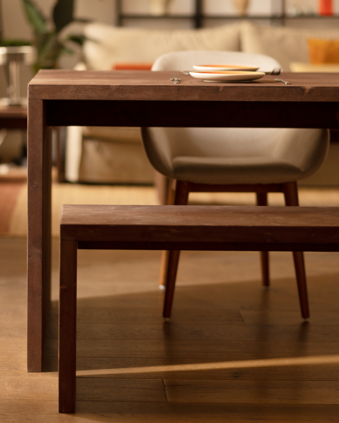 Verpacken Sie Esstisch und 4 Massivholz-Hocker in Nussbaumfarbe von 120 cm.