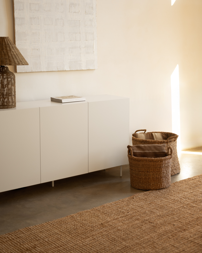 Sideboard mit 3 lackierten Türen in sandfarben, 160x40cm.