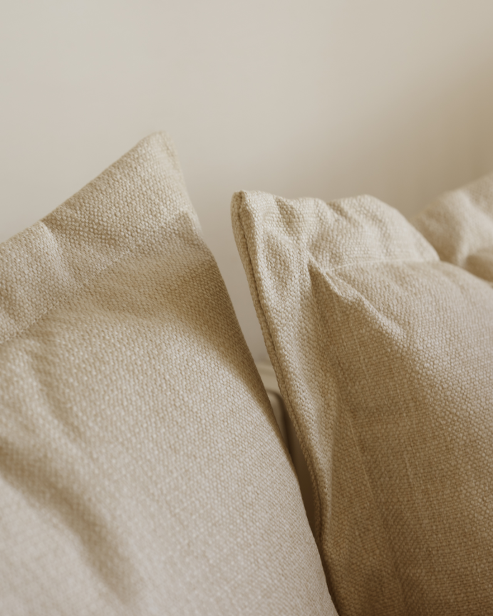 Sofa mit Beige-Farbton und rechter Ottomane in verschiedenen Größen