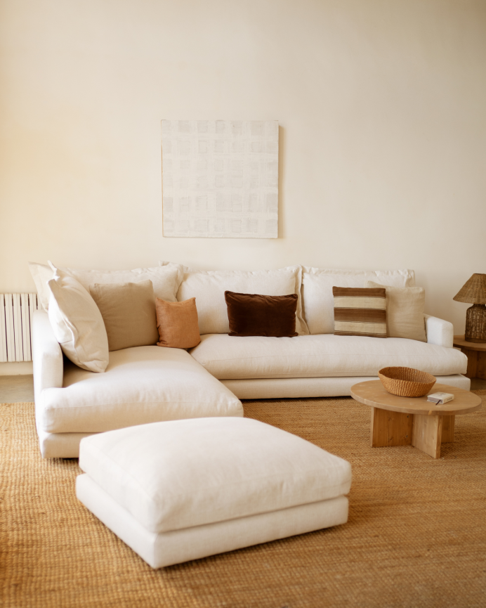 Sofa mit linksseitiger Chaiselongue in gebrochenem Weiß in verschiedenen Größen.