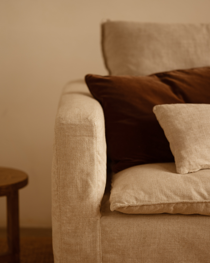 Modulares gerades Sofa aus abnehmbarem, beigefarbenem Baumwoll-Leinen-Gemisch in der Größe 285x96cm.