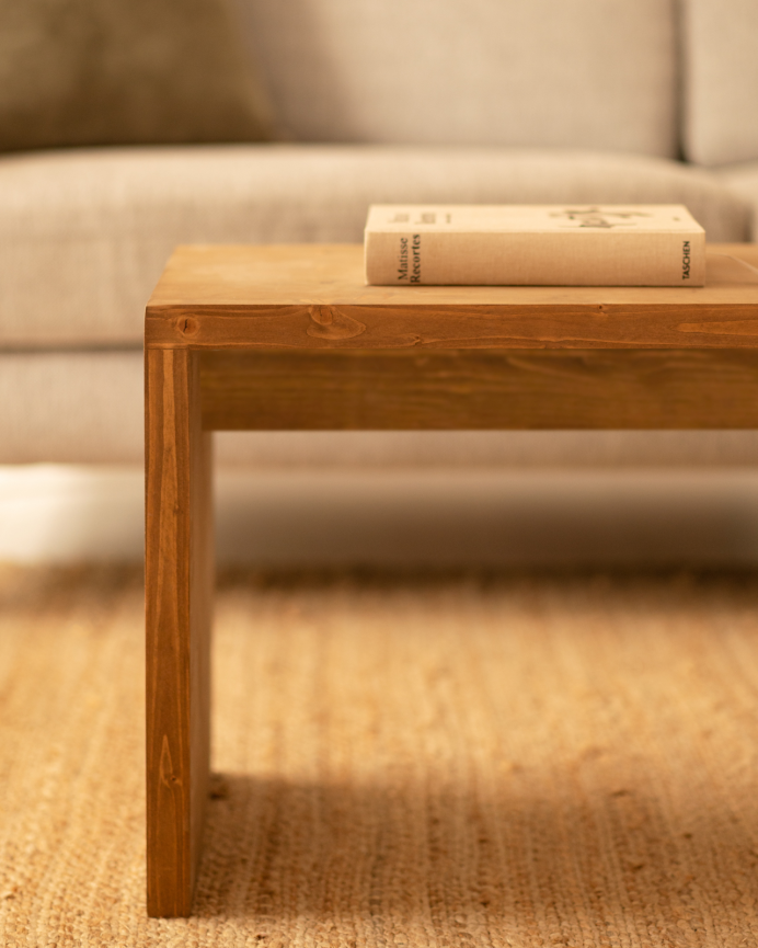 Massiver Holz-Couchtisch in dunkler Eiche, 110x45x35cm.