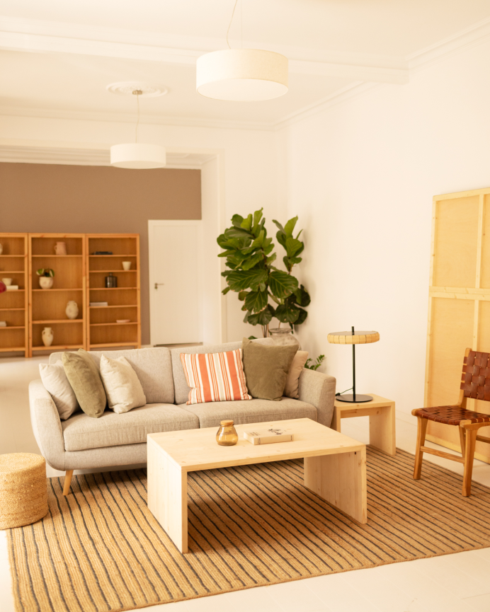 Massiver Holz-Couchtisch in natürlicher Farbe mit den Maßen 110x45x74cm.
