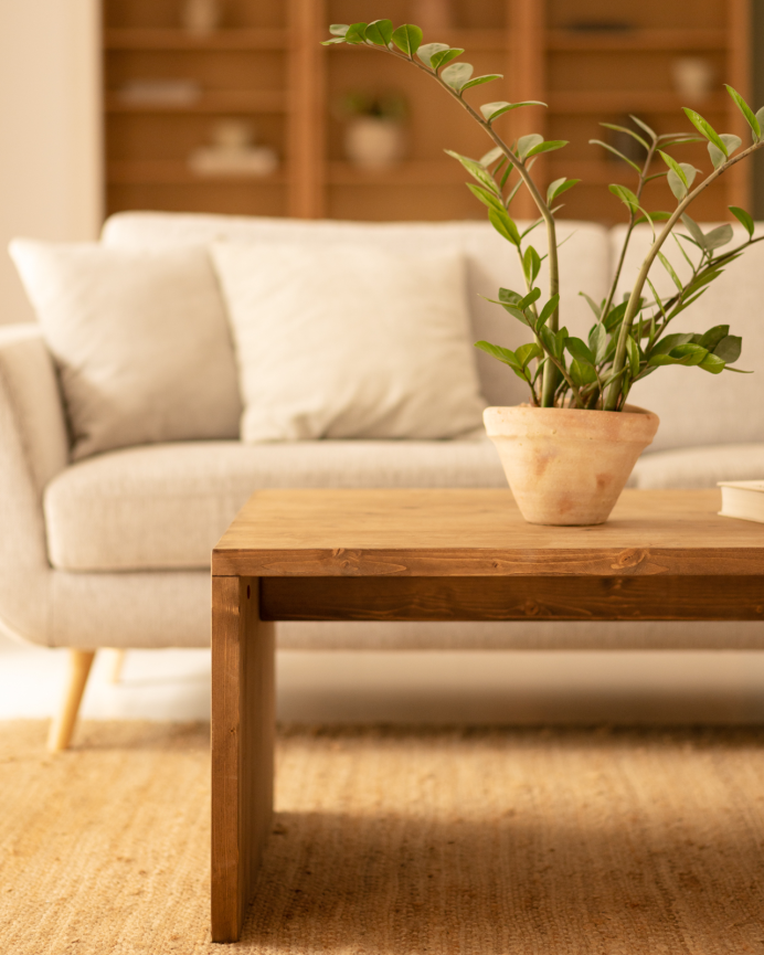 Massiver Couchtisch aus dunkler Eiche im Maß 110x45x74cm.