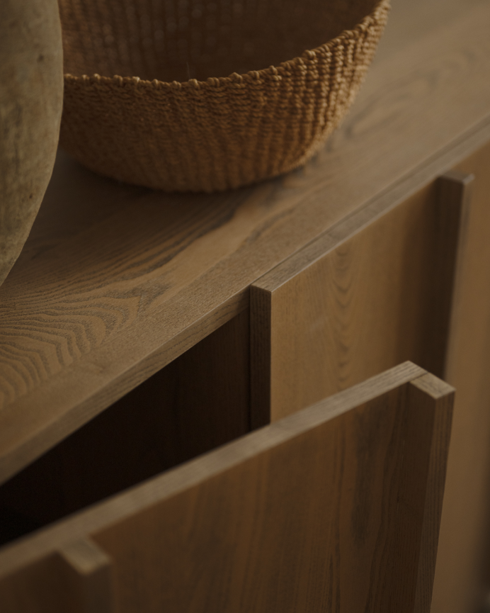 Naturfarbene Ahornfurnier-Sideboard mit Leisten in Haselnussfarbe in verschiedenen Größen.