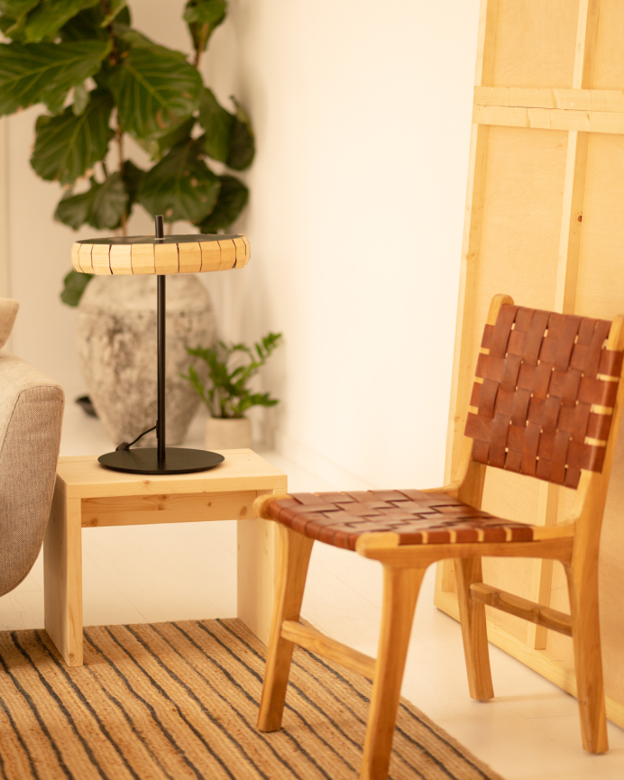 Tisch / Hocker aus Massivholz in Naturtönen, 45x50cm.