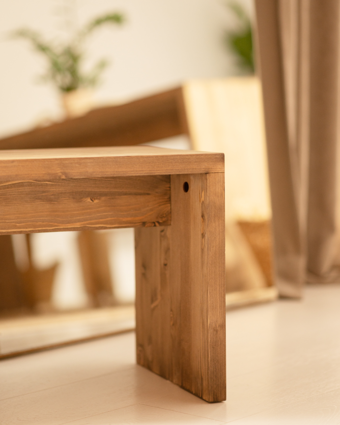 Pack Esstisch und 4 Massivholz-Hocker in dunkler Eichenfarbe von 120cm.
