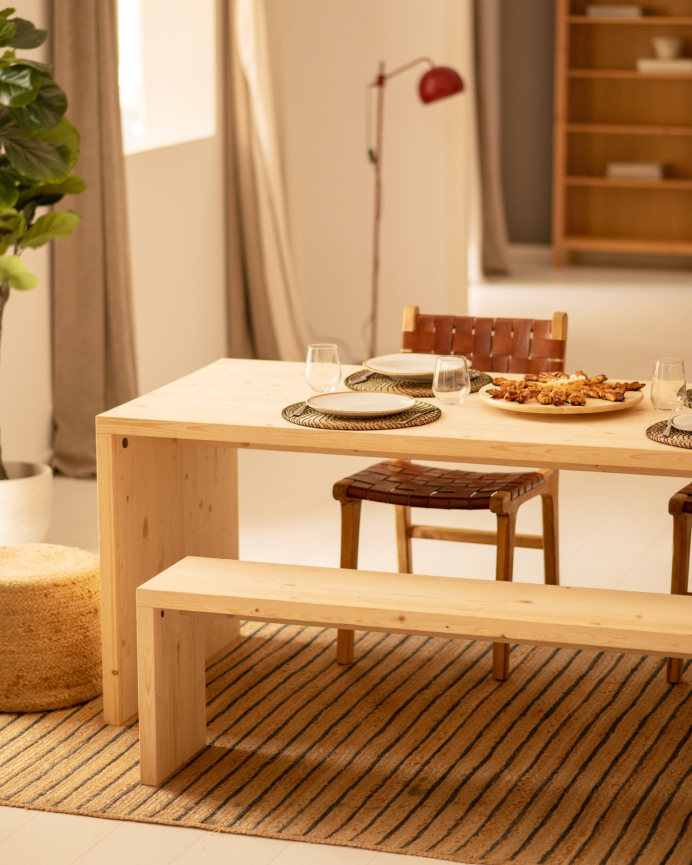 Verpacke Esstisch und 4 massive Holzhocker in Naturton 120cm.