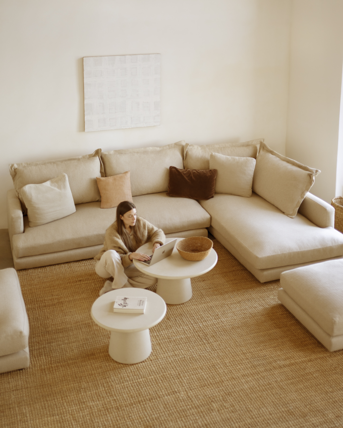 Sofa mit Beige-Farbton und rechter Ottomane in verschiedenen Größen