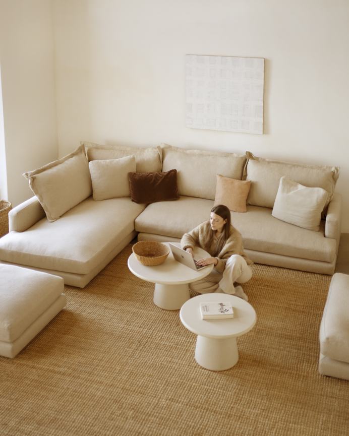 Sofa mit beigem Chaiselongue links in verschiedenen Größen