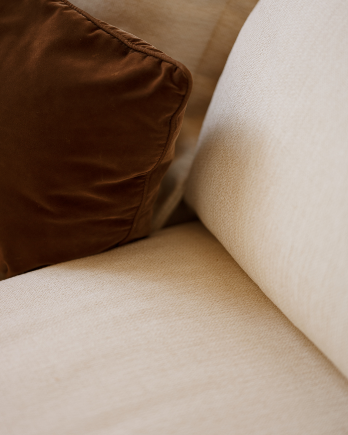 Sofa mit linksseitiger Chaiselongue in gebrochenem Weiß in verschiedenen Größen.