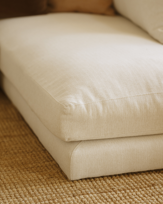 Gerade weiße 215x105cm Sofa in gebrochenem Weiß.