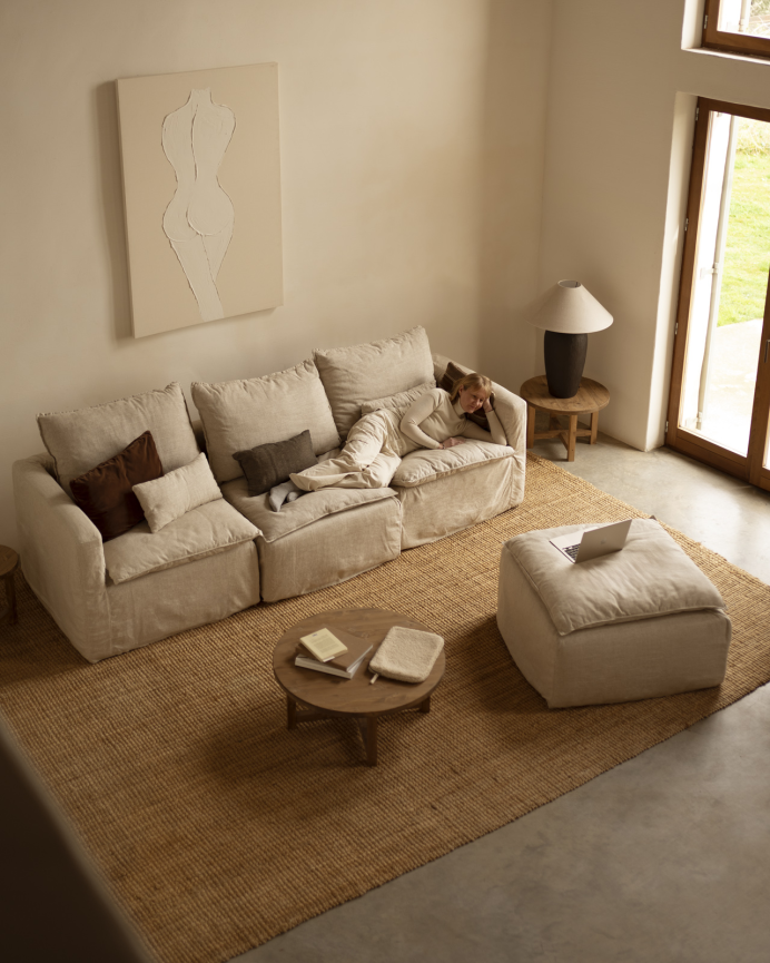 Modulares gerades Sofa aus abnehmbarem, beigefarbenem Baumwoll-Leinen-Gemisch in der Größe 285x96cm.